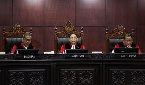 Mendengar hal itu, Hakim Ketua Konstitusi Suhartoyo menegaskan bagaimana status yang bersangkutan sekarang di pihak Ganjar-Mahfud. Sebab yang diketahui, Andi Muhammad Asrun sudah berstatus mantan.<br>
