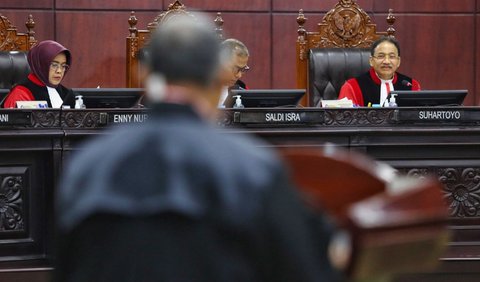 Menjawab hal itu, Suhartoyo menyatakan keberatan pihak pemohon 2 atau dari Tim Ganjar-Mahfud akan dicatat oleh Mahkamah.<br>