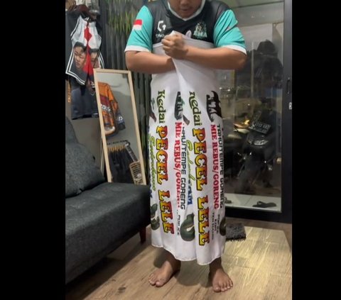 Viral! Father Wears Pecel Lele Restaurant Banner Motif Sarong, Netizens: Suitable for Lebaran In-Law Gift
