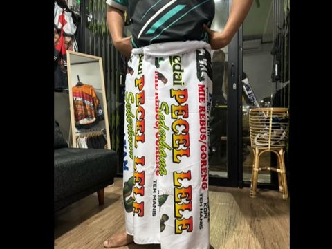 Viral! Father Wears Pecel Lele Restaurant Banner Motif Sarong, Netizens: Suitable for Lebaran In-Law Gift