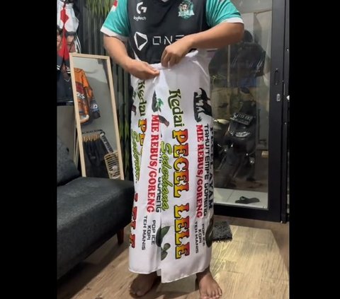 Viral! Father Wears Pecel Lele Restaurant Banner Motif Sarong, Netizens: Suitable for Lebaran In-Law Gift