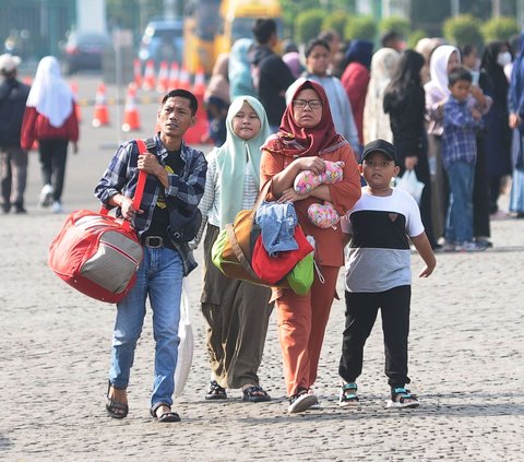 FOTO: Demi Keselamatan, Sopir dan Kondektur Bus Mudik Gratis Pemprov DKI Jakarta Dites Urine