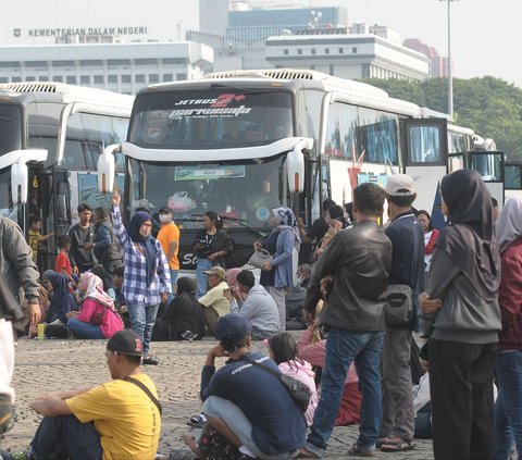 FOTO: Demi Keselamatan, Sopir dan Kondektur Bus Mudik Gratis Pemprov DKI Jakarta Dites Urine