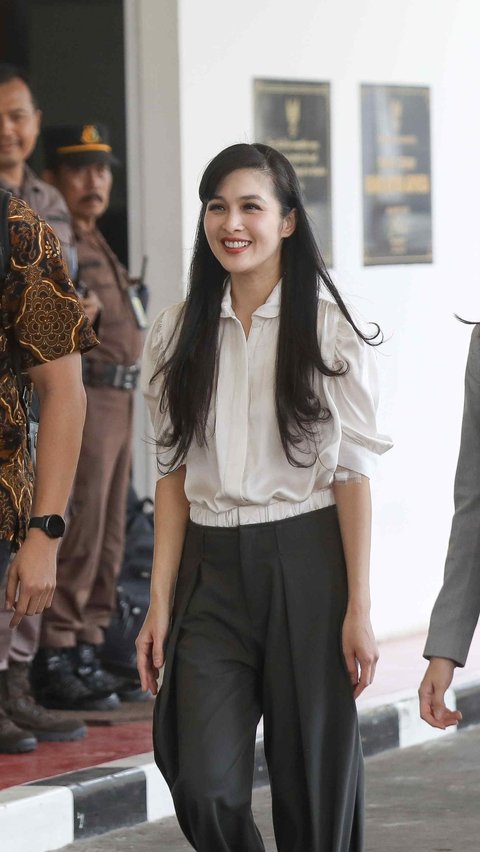 Sandra Dewi penuhi panggilan Kejagung, Kamis (4/4/2024). Liputan6.com/Herman Zakharia