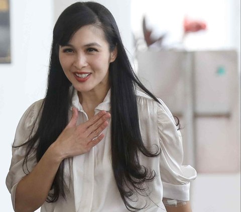 Sandra Dewi penuhi panggilan Kejagung, Kamis (4/4/2024). Liputan6.com/Herman Zakharia