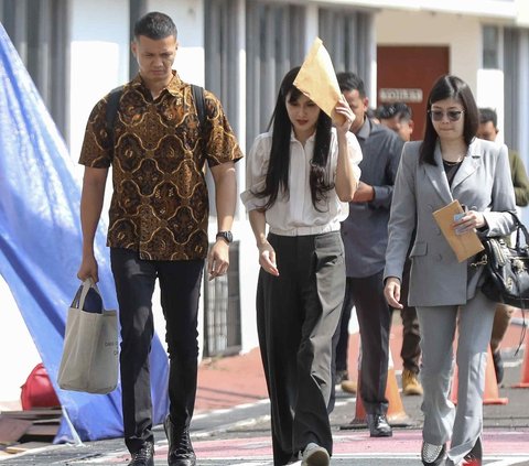 Sandra Dewi penuhi panggilan Kejagung, Kamis (4/4/2024). Liputan6.com/Herman Zakharia