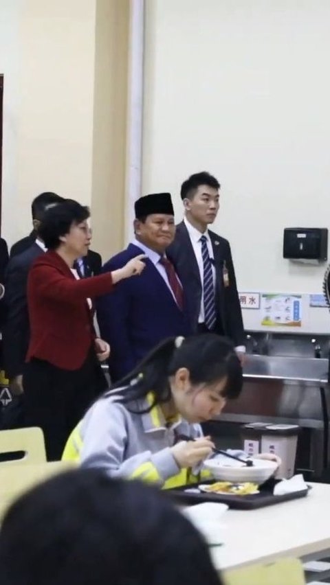 Respons Prabowo Saat Tinjau Program Makan Siang Gratis di Sekolah China