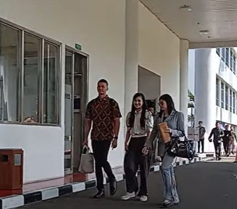 Tiba di  Kejagung, Sandra Dewi Senyum dan Minta Doa