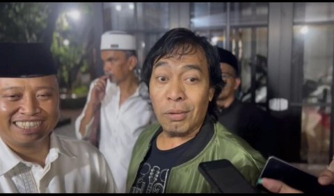 Nama komedian Alfiansyah Bustami alias Komeng 'Uhuy' terus menjadi pembahasan masyarakat.<br>