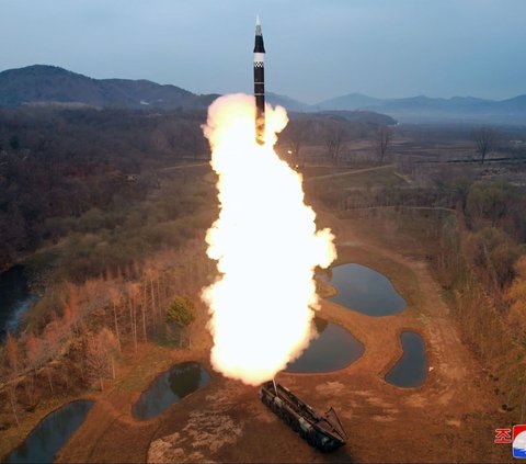 Korea Utara berhasil menguji coba rudal balistik berbahan bakar padat terbarunya yang bernama Hwasong-16B, sebagaimana dilaporkan KCNA, pada Rabu (3/4/2024). Rudal balistik jarak menengah (IRBM) itu mengusung teknologi bahan bakar padat serta dilengkapi hulu ledak hipersonik. KCNA/AFP