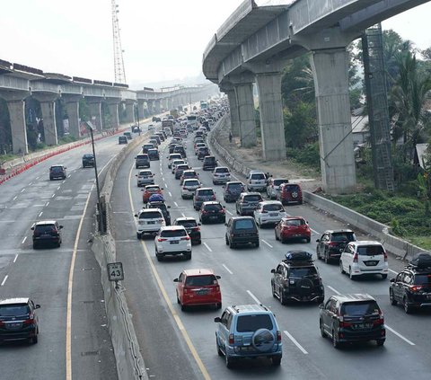 Kendaraan yang didominasi pemudik melaju satu arah (One Way) di Tol Kalikangkung-Cikarang, Karawang, Jawa Barat, Minggu (9/6/2019). Sistem one way arus balik di jalur tersebut diperpanjang hingga pukul 24.00 WIB akibat tingginya volume kendaraan yang menuju Jakarta. (Liputan6.com/Immanuel Antonius)