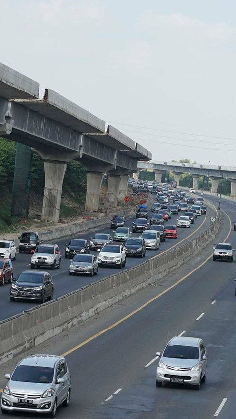 Kendaraan yang didominasi pemudik melaju satu arah (One Way) di Tol Kalikangkung-Cikarang, Karawang, Jawa Barat, Minggu (9/6/2019). Sistem one way arus balik di jalur tersebut diperpanjang hingga pukul 24.00 WIB akibat tingginya volume kendaraan yang menuju Jakarta. (Liputan6.com/Immanuel Antonius)