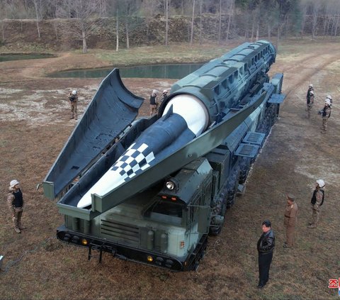 FOTO: Ngerinya Hwasong-16B, Rudal Balistik Terbaru Korea Utara Dilengkapi Hulu Ledak Hipersonik