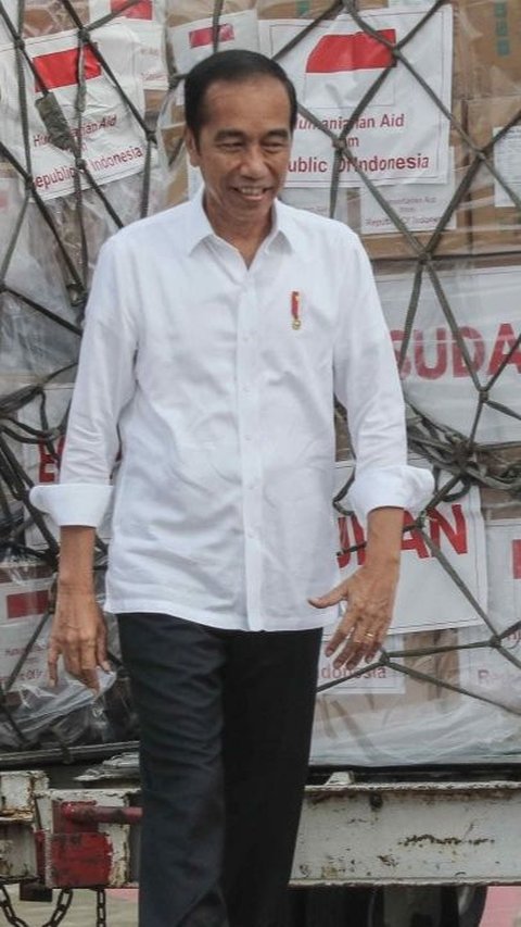 Presiden Joko Widodo  meninjau bantuan kemanusiaan untuk Palestina dan Sudan di Lanud Halim Perdanakusuma, Jakarta, Rabu (3/4/2024). Pemerintah Indonesia memberikan bantuan kemanusiaan berupa obat-obatan, peralatan medis, antibakteri, dan makanan nutrisi dengan jumlah total senilai satu juta dolar AS untuk warga Palestina dan Sudan yang dilanda krisis.