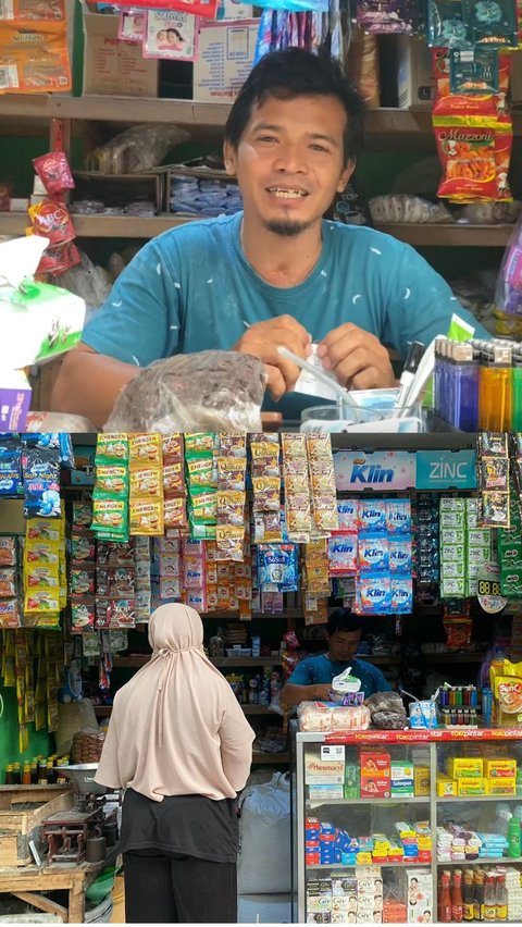 Tinggalkan Pekerjaan di Kota Besar Pilih Pulang Kampung agar Dekat dengan Anak Istri, Kisah Pedagang Kelontong Asal Tuban Ini Bikin Haru