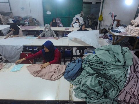 Pekerja menyelesaikan pekerjaan terakhir pembuatan mukena  jelang libur hari lebaran 2024 pada pabrik busana muslim Siti Khadijah di kawasan Limo, Depok, Jawa Barat, Kamis (04/04/2024).  Bulan Ramadhan jelang Hari Raya Idul Fitri  permintaan busana mukena di Siti Khadijah yang dijual dengan harga Rp 500 ribu hingga Rp 2,5 meningkat hingga  25 persen dibandingkan tahun lalu