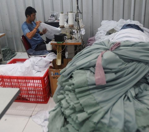 Pekerja menyelesaikan pekerjaan terakhir pembuatan mukena  jelang libur hari lebaran 2024 pada pabrik busana muslim Siti Khadijah di kawasan Limo, Depok, Jawa Barat, Kamis (04/04/2024).  Bulan Ramadhan jelang Hari Raya Idul Fitri  permintaan busana mukena di Siti Khadijah yang dijual dengan harga Rp 500 ribu hingga Rp 2,5 meningkat hingga  25 persen dibandingkan tahun lalu