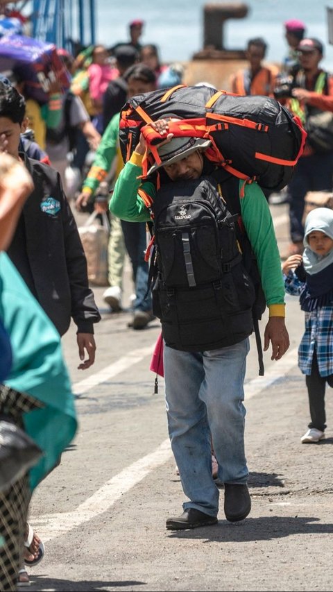 Pemudik tiba di Pelabuhan Tanjung Perak, Surabaya, Jawa Timur, Rabu (3/4/2024).