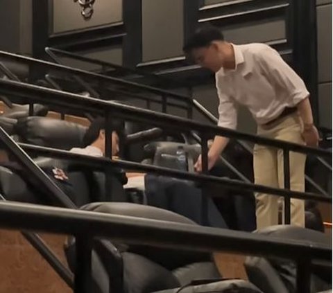 Hilarious! Falling asleep in the cinema and left behind by his friend, Vidi Aldiano is shocked to be woken up by the officer