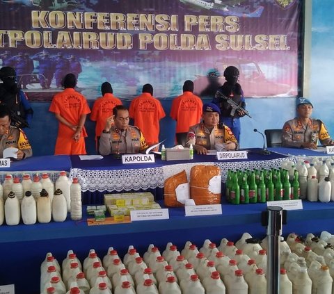 Direktorat Kepolisian Air dan Udara (Ditpolairud) Kepolisian Daerah Sulawesi Selatan menangkap empat orang nelayan yang diduga melakukan pengerusakan biota laut dengan menggunakan bom ikan. 