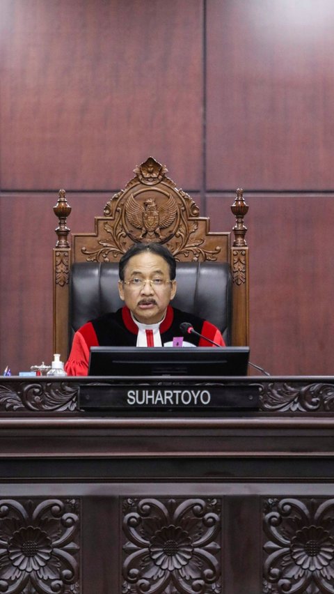 Ketua Mahkamah Konstitusi (MK) Suhartoyo (kanan) berbicara dengan Hakim Konstitusi Saldi Isra (kiri) di sela sidang perkara Nomor 145/PUU-XXI/2023 mengenai uji formil batas usia calon presiden dan calon wakil presiden (capres-cawapres) di Gedung MK, Jakarta, Selasa (16/1/2024). Majelis hakim MK menolak permohonan uji formil batas usia capres dan cawapres yang diajukan pakar hukum tata negara Denny Indrayana dan pengajar UGM Zainal Arifin Mochtar. Liputan6.com/Angga Yuniar
