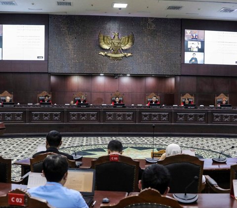 Ketua Mahkamah Konstitusi (MK) Suhartoyo (kanan) berbicara dengan Hakim Konstitusi Saldi Isra (kiri) di sela sidang perkara Nomor 145/PUU-XXI/2023 mengenai uji formil batas usia calon presiden dan calon wakil presiden (capres-cawapres) di Gedung MK, Jakarta, Selasa (16/1/2024). Majelis hakim MK menolak permohonan uji formil batas usia capres dan cawapres yang diajukan pakar hukum tata negara Denny Indrayana dan pengajar UGM Zainal Arifin Mochtar. Liputan6.com/Angga Yuniar