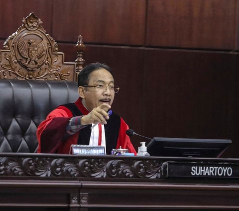 Ketua Mahkamah Konstitusi (MK) Suhartoyo (kanan) berbicara dengan Hakim Konstitusi Saldi Isra (kiri) di sela sidang perkara Nomor 145/PUU-XXI/2023 mengenai uji formil batas usia calon presiden dan calon wakil presiden (capres-cawapres) di Gedung MK, Jakarta, Selasa (16/1/2024). Majelis hakim MK menolak permohonan uji formil batas usia capres dan cawapres yang diajukan pakar hukum tata negara Denny Indrayana dan pengajar UGM Zainal Arifin Mochtar. Liputan6.com/Angga Yuniar