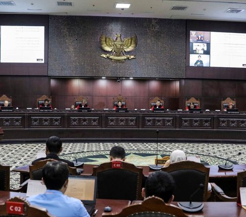 Ketua Mahkamah Konstitusi (MK) Suhartoyo (kanan) berbicara dengan Hakim Konstitusi Saldi Isra (kiri) di sela sidang perkara Nomor 145/PUU-XXI/2023 mengenai uji formil batas usia calon presiden dan calon wakil presiden (capres-cawapres) di Gedung MK, Jakarta, Selasa (16/1/2024). Majelis hakim MK menolak permohonan uji formil batas usia capres dan cawapres yang diajukan pakar hukum tata negara Denny Indrayana dan pengajar UGM Zainal Arifin Mochtar. Liputan6.com/Angga Yuniar