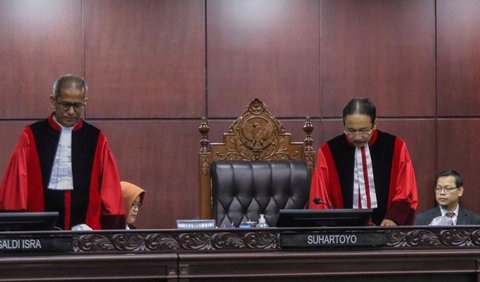 Ketua Mahkamah Konstitusi (MK) Suhartoyo (kanan) berbicara dengan Hakim Konstitusi Saldi Isra (kiri) di sela sidang perkara Nomor 145/PUU-XXI/2023 mengenai uji formil batas usia calon presiden dan calon wakil presiden (capres-cawapres) di Gedung MK, Jakarta, Selasa (16/1/2024). Majelis hakim MK menolak permohonan uji formil batas usia capres dan cawapres yang diajukan pakar hukum tata negara Denny Indrayana dan pengajar UGM Zainal Arifin Mochtar. Liputan6.com/Angga Yuniar