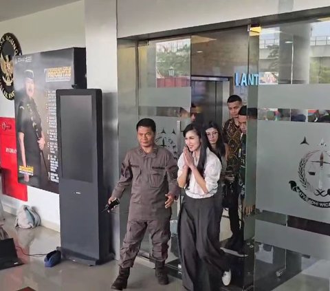 Gimmick Sandra Dewi Saat Diperiksa Kasus Korupsi Suami di Kejagung