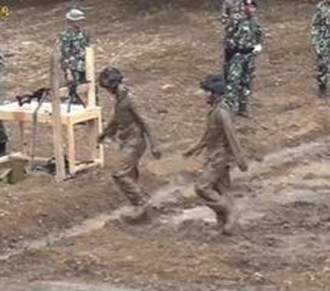 Beratnya Latihan Anggota Brimob, Merayap di Lumpur Sambil Ditembaki, Senior & Komandan Berteriak Galak