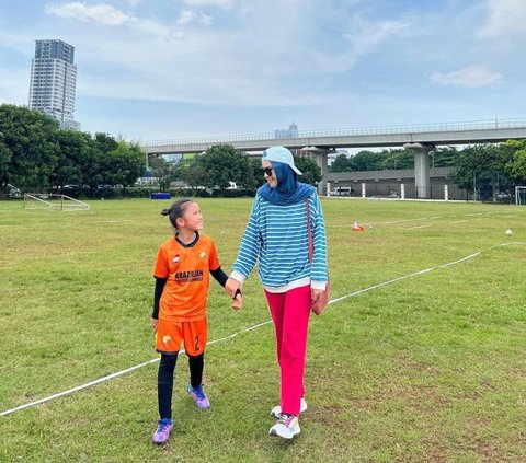 Deretan Momen Seleb Temani Anak Olahraga, Putri Zaskia Mecca yang Jago Main Bola Curi Perhatian