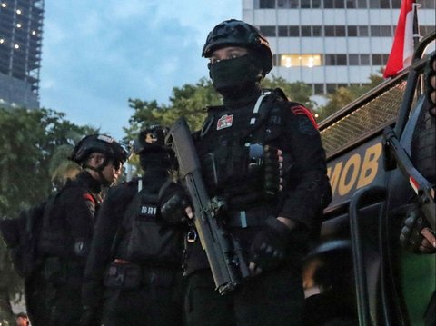 Beratnya Latihan Anggota Brimob, Merayap di Lumpur Sambil Ditembaki, Senior & Komandan Berteriak Galak