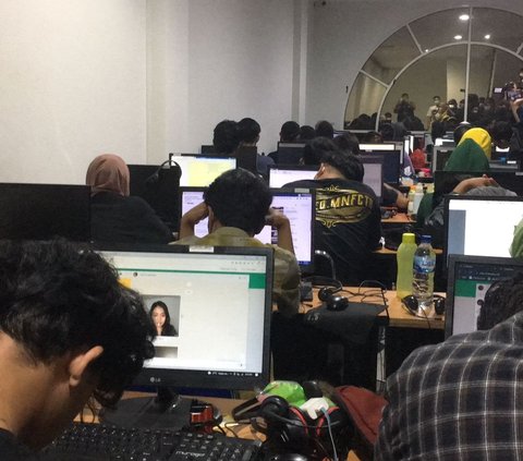 Direktorat Reserse Kriminal Khusus Polda Metro Jaya menggerebek sebuah kantor yang menjalankan aktivitas praktik pinjaman online ilegal di Ruko Palladium Blok G7, di Jalan Pulau Maju Bersama, PIK, Jakarta Utara, Rabu (25/1/2022). (Liputan6.com/Ady Anugrah