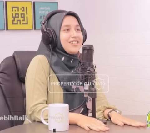 Wanita Cantik Ini Awalnya Benci Agama Islam, Lihat Teman Sering Salat Langsung Mualaf
