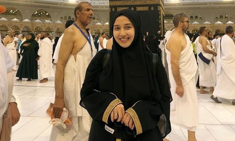 Wanita Cantik Ini Awalnya Benci Agama Islam, Lihat Teman Sering Salat Langsung Mualaf