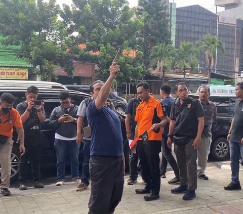 Mantan suami artis Cut Keke dan Dina Lorenza, Ghatan Saleh Hilabi alias GSH menjalani reka adegan alias rekonstruksi kasus percobaan pembunuhan menggunakan senjata api. (Liputan6.com/Ady Anugrahadi)