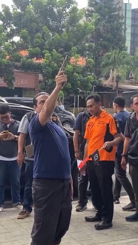 Mantan suami artis Cut Keke dan Dina Lorenza, Ghatan Saleh Hilabi alias GSH menjalani reka adegan alias rekonstruksi kasus percobaan pembunuhan menggunakan senjata api. (Liputan6.com/Ady Anugrahadi)