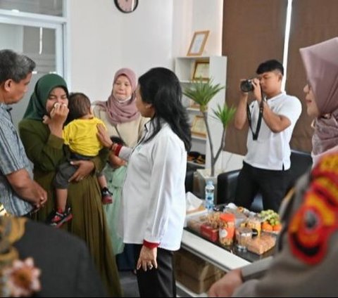 Menteri Pemberdayaan Perempuan dan Perlindungan Anak (PPPA) RI Bintang Puspayoga menghadiri proses penyerahan Bayi tertukar kepada orangtua biologisnya pada Jumat (29/9/2023) di Polres Bogor, Jawa Barat. (Dok Kementerian Pemberdayaan Perempuan dan Perlindungan Anak RI)