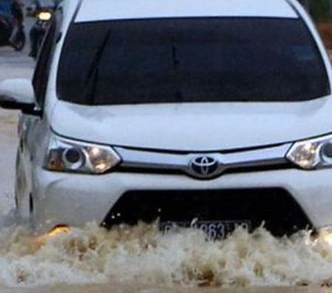 Banjir di Tol Jagorawi Arah Jakarta KM 12 Sebabkan Macet Panjang, Polisi Berlakukan Contraflow