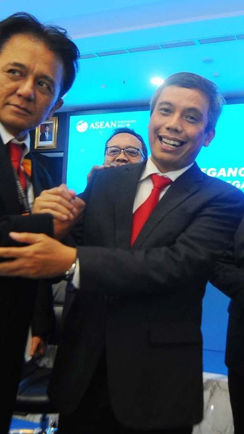 Komisaris Utama Bank BTN Chandra M Hamzah dan Direktur Utama Bank BTN terpilih Nixon LP Napitupulu berjabat tangan usai Rapat Umum Pemegang Saham Tahunan (RUPST) Bank BTN Tahun Buku 2022 di Jakarta (16/03/2023) (Liputan6.com/HO)
