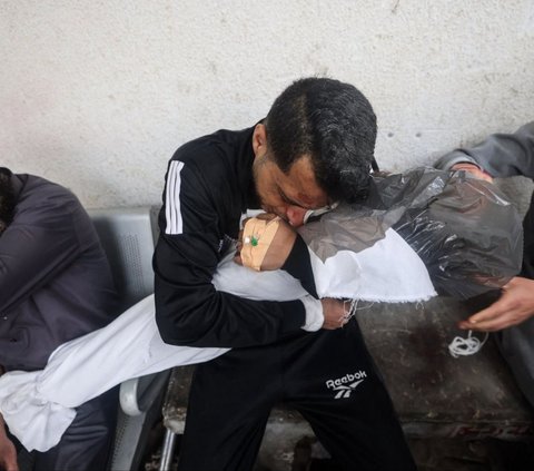 FOTO: Kisah Pilu Ayah Palestina Menangis Histeris Peluk Dua Putrinya yang Tewas Akibat Serangan Israel