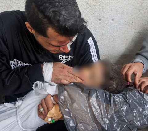 Tangis Ashraf yang pecah di rumah sakit al-Najar tidak hanya mewakili kesedihan pribadinya, tetapi juga kesedihan dan keputusasaan jutaan orang Palestina yang terus hidup dalam ketakutan dan keprihatinan. Foto: Mohammed ABED / AFP