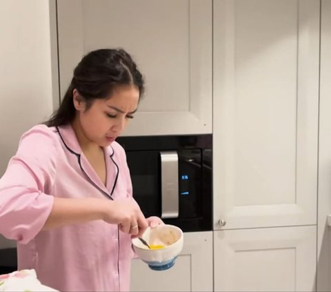 Sudah Banyak Sekali Makanan di Meja, Potret Nagita Slavina Tetap Masak Untuk Sahur Bareng Raffi Ahmad