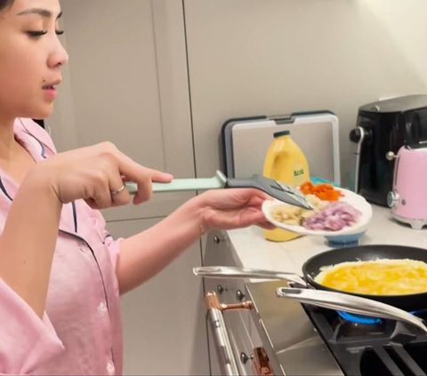 Sudah Banyak Sekali Makanan di Meja, Potret Nagita Slavina Tetap Masak Untuk Sahur Bareng Raffi Ahmad