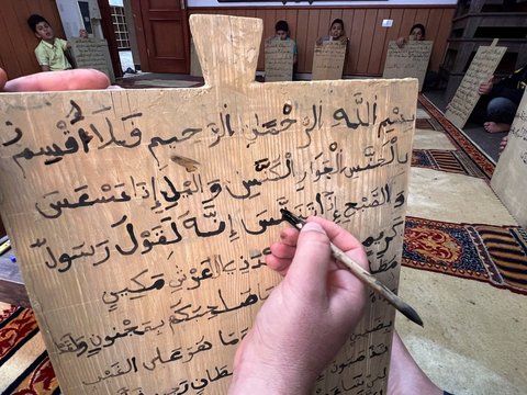 FOTO: Melihat Cara Unik Anak-Anak Libya Belajar Baca Tulis Alquran dengan Cepat Menggunakan Papan Kayu