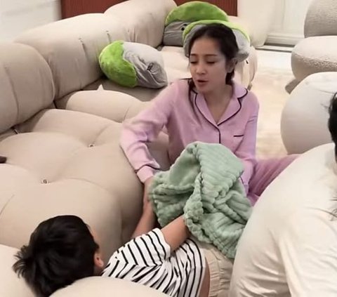 Ngantuk Berat, Potret Rafathar Makan Sahur Disuapi Nagita Slavina Sambil Tidur