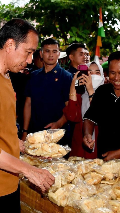 Presiden Joko Widodo berburu takjil menjelang buka puasa. Momen ini diunggah di akun Instagram @kemsetneg.ri.