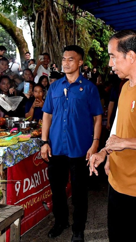 Kehadiran orang nomor satu di Indonesia ini disambut hangat oleh warga sekitar. Tampak para warga berebut bertemu Presiden.