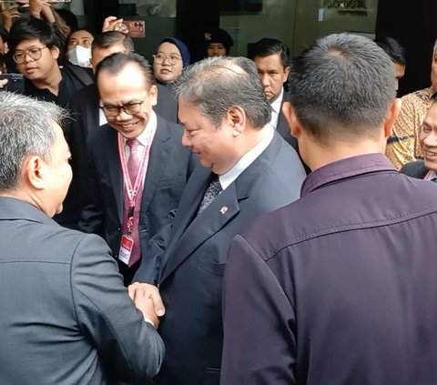 FOTO: Gaya 4 Menteri Jokowi Tiba di Gedung MK, Airlangga & Muhadjir Kompak Hitam-Hitam